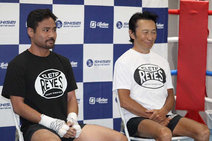 公開練習前、会見に臨んだ比嘉大吾（左）と野木丈司トレーナー【写真：浜田洋平】