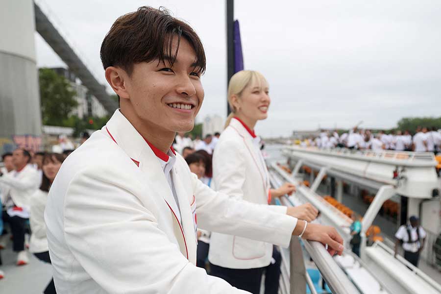 パリ五輪開会式では日本選手団の旗手を務めた「Shigekix」こと半井重幸【写真：ロイター】