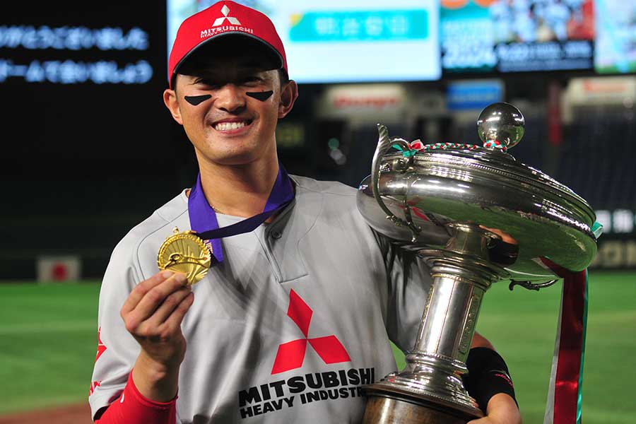 ついに自チームで味わった優勝。武田はメダルとトロフィーを手に笑顔【写真：羽鳥慶太】