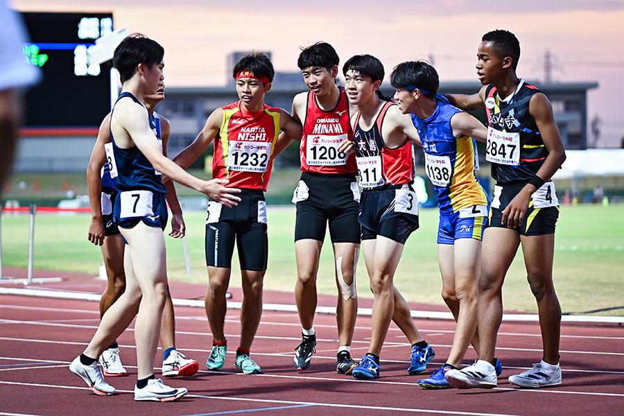 レース後に肩を組んで健闘を称えあった男子400mTR出場者たち【写真：中戸川知世】