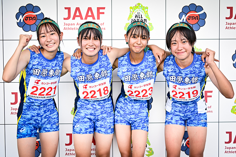 女子400メートルリレーで優勝した田原東部の4人【写真：中戸川知世】