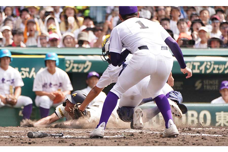 岩下吏玖が同点のホームに突っ込むもアウトに【写真：産経新聞社】