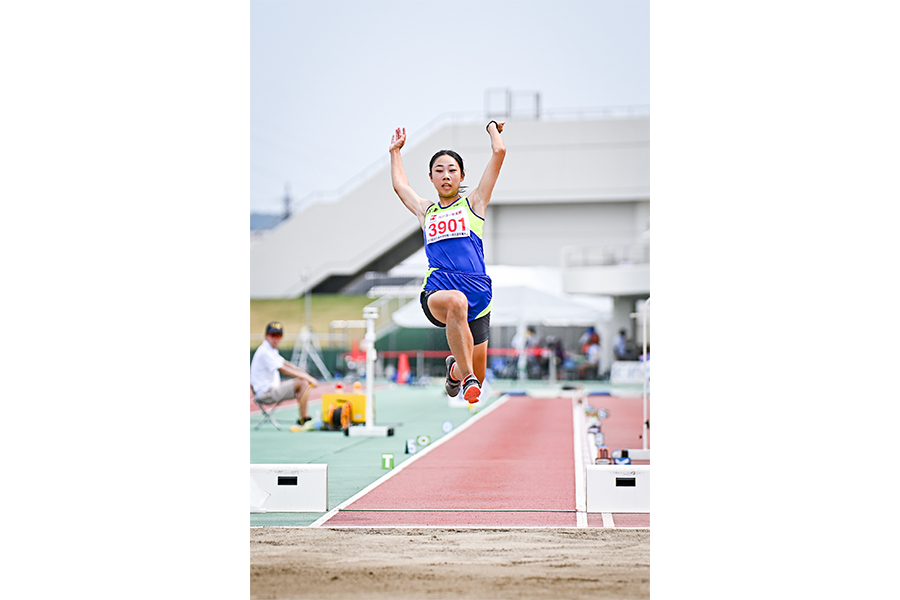 岡林は今年4月から始めた走り幅跳びで19位だった【写真：中戸川知世】