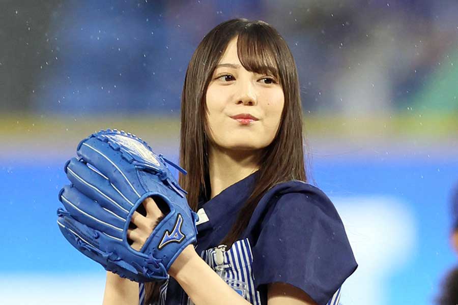 横浜スタジアムの始球式に登場した「日向坂46」の小坂菜緒【写真：産経新聞社】