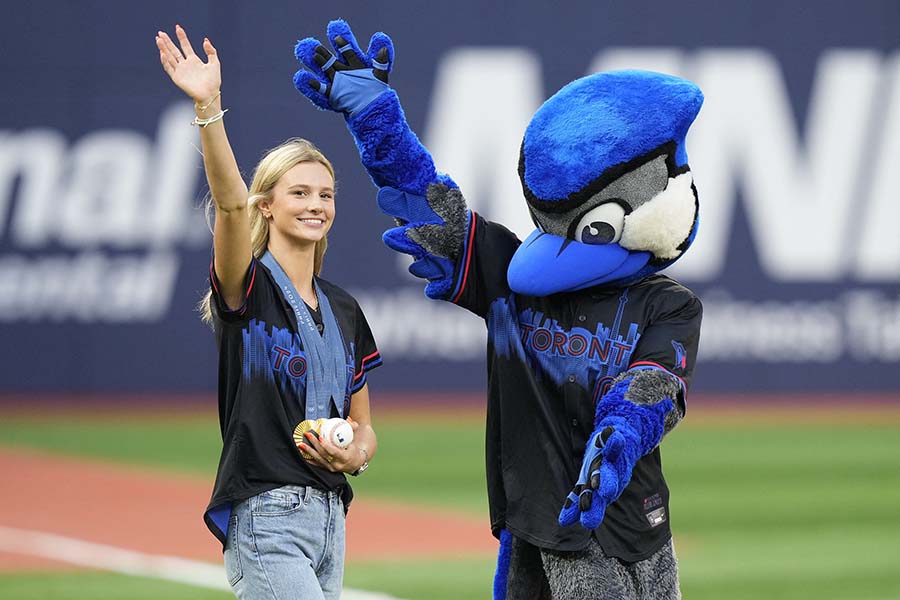 パリ五輪競泳女子でメダル4つのマッキントッシュがMLB始球式に登場【写真：ロイター】