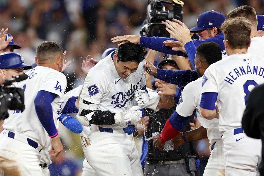 サヨナラの40号満塁弾を放ち、祝福されるドジャースの大谷翔平【写真：Getty Images】