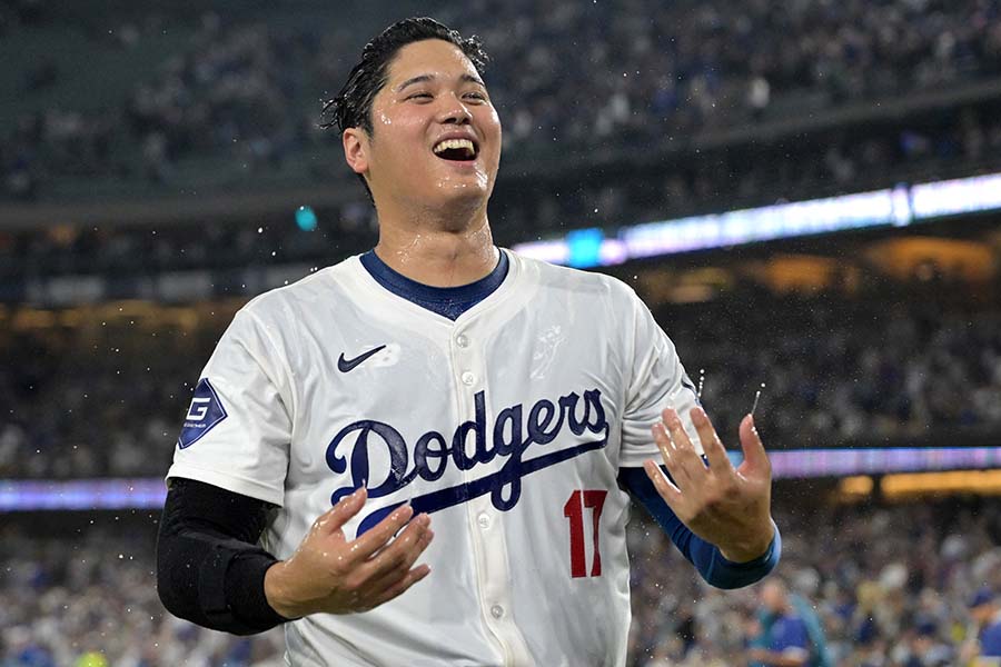 試合後に味方の手荒い祝福でびしょ濡れになったドジャースの大谷翔平【写真：ロイター】