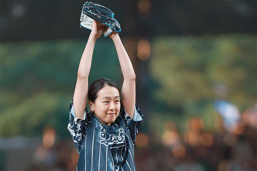 西武対楽天戦の始球式に登場した浅田真央さん【 写真：産経新聞社】