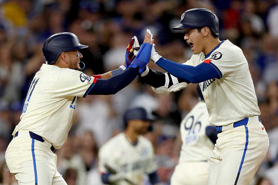 本拠地レイズ戦で41号2ランを放ち、祝福されるドジャースの大谷翔平【写真：Getty Images】