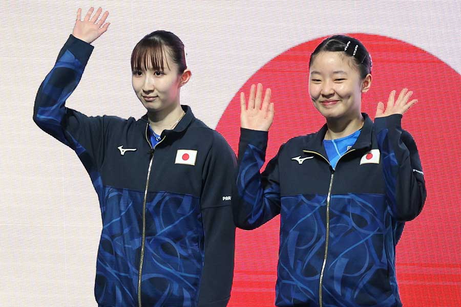 早田ひな（左）と張本美和【写真：ロイター】