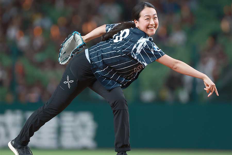 西武対楽天戦の始球式に登場した浅田真央さん【 写真：産経新聞社】