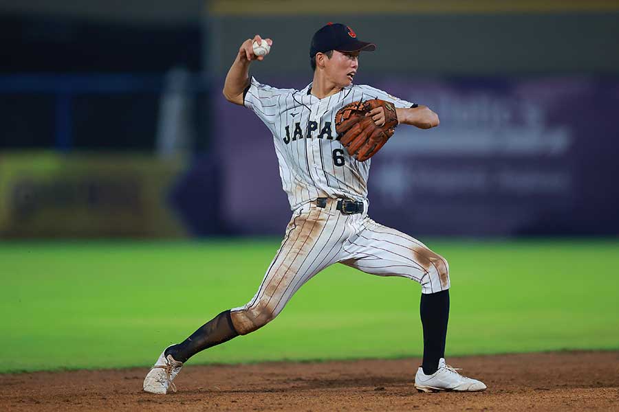 好守を連発したショートの川上慧【写真：Getty Images】