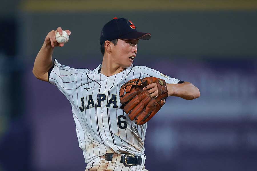 好守を連発したショートの川上慧【写真：Getty Images】