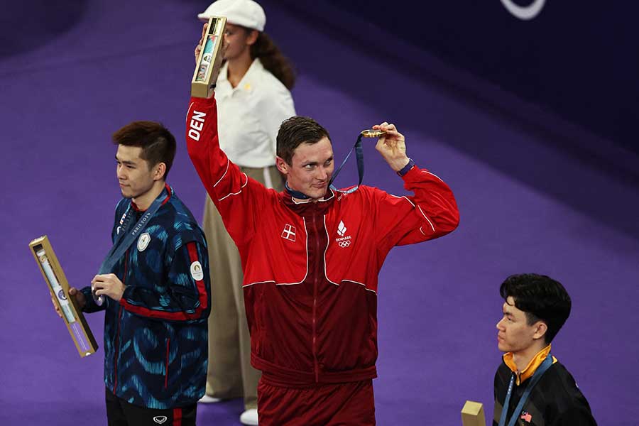 パリ五輪バドミントン男子で優勝したビクトル・アクセルセン（中央）【写真：ロイター】