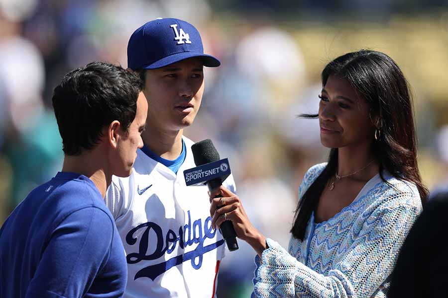 ドジャース・大谷翔平にインタビューするワトソンさん【写真：Getty Images】