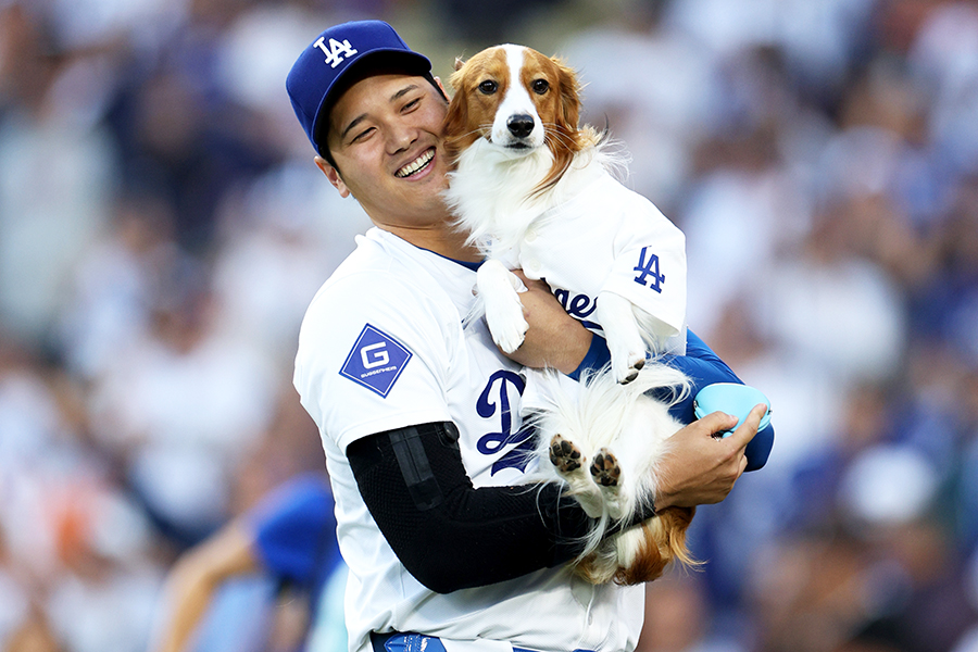 始球式で愛犬デコピンを抱えて笑顔を見せる大谷翔平【写真：Getty Images】