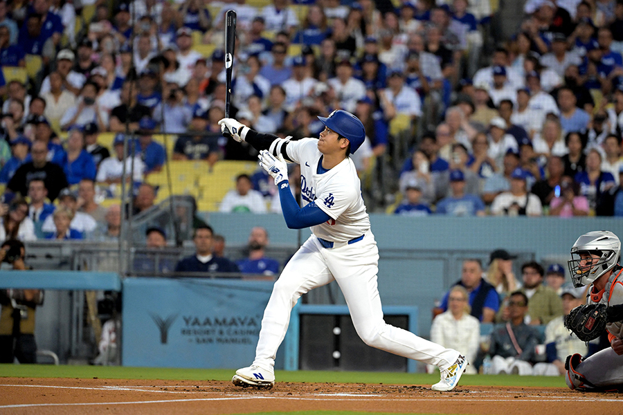 体勢を崩しながら42号ソロを放ったドジャースの大谷翔平【写真：ロイター】