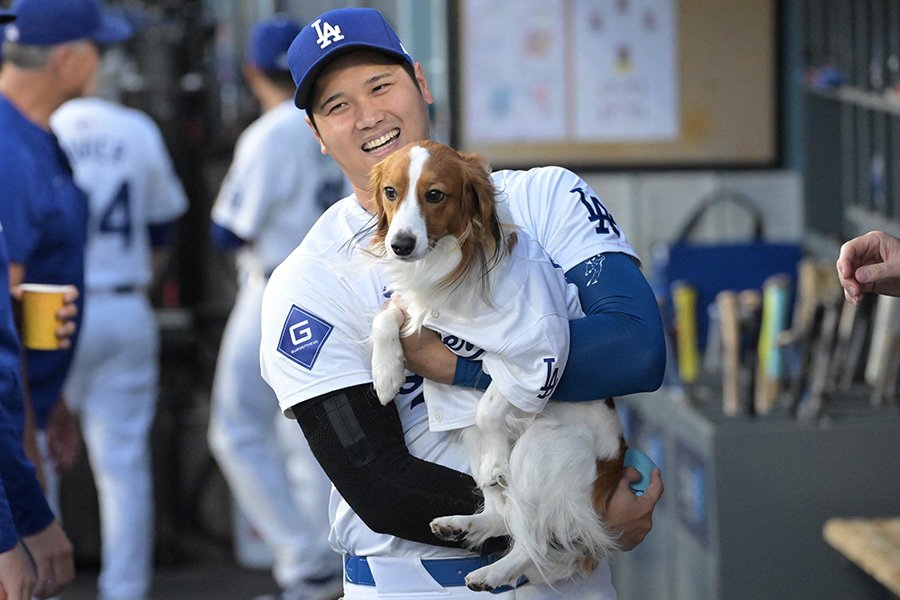 愛犬デコピンと始球式に登場した大谷翔平【写真：ロイター】