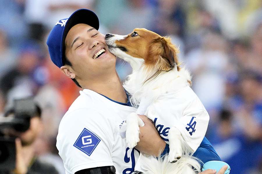 愛犬デコピンと始球式に登場した大谷翔平【写真：ロイター】