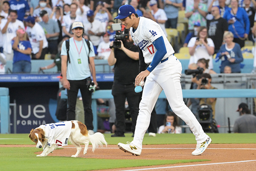 愛犬デコピンと始球式に登場した大谷翔平【写真：ロイター】