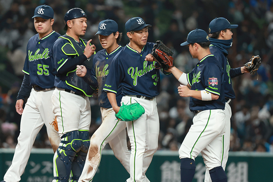 ヤクルトの田口麗斗投手が街頭インタビューに答える様子が話題【写真：産経新聞社】