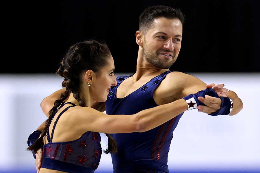 アイスダンスのルイス・ギブソン（右）【写真：Getty Images】