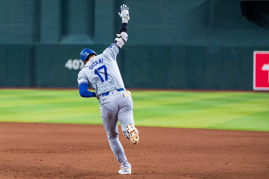 2試合ぶりの43号本塁打を放ち、ガッツポーズするドジャースの大谷翔平【写真：ロイター】