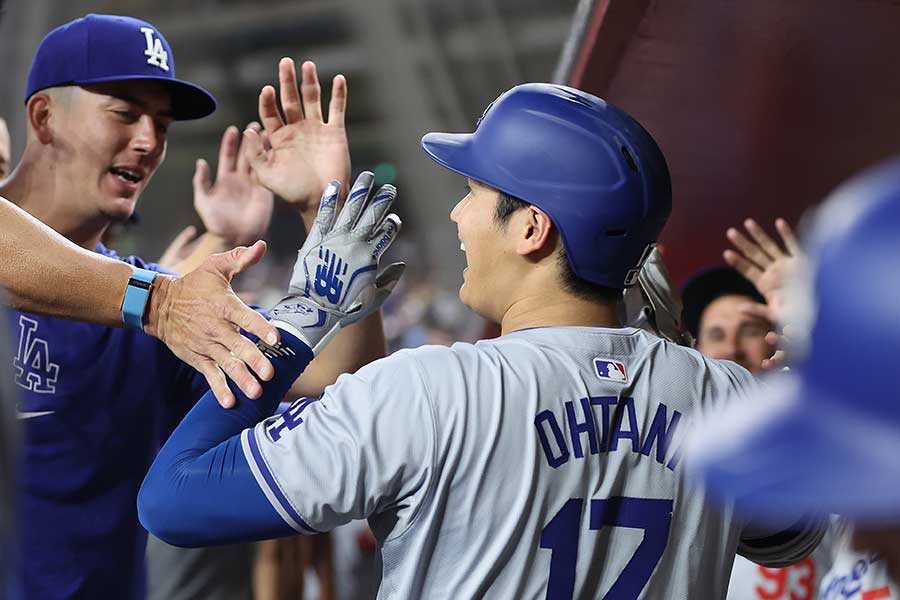 43号ソロを放ち、祝福されるドジャースの大谷翔平【写真：Getty Images】