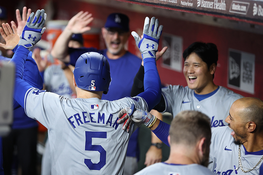 本塁打を放ったフリーマンを祝福する大谷翔平【写真：Getty Images】