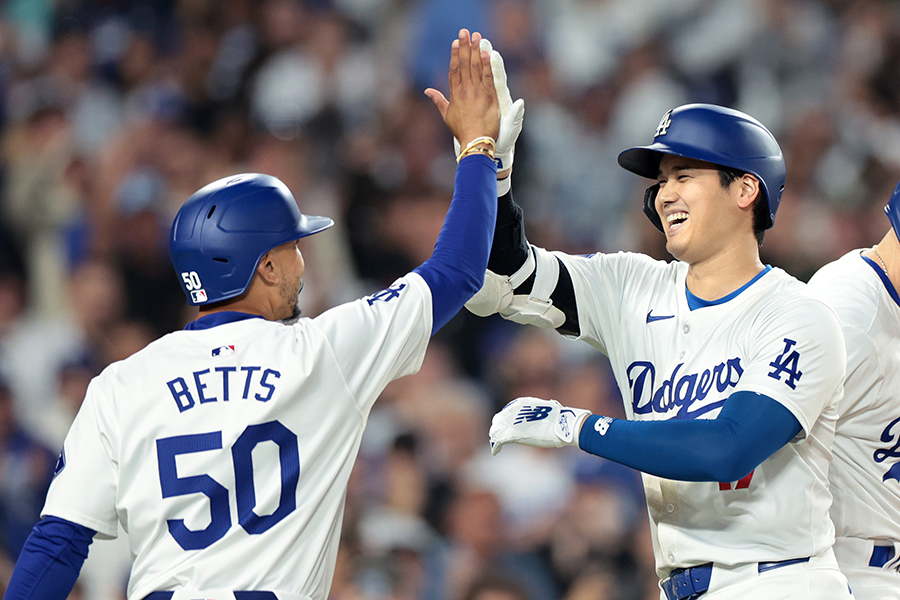 ドジャース大谷翔平とムーキー・ベッツ（左）【写真：Getty Images】