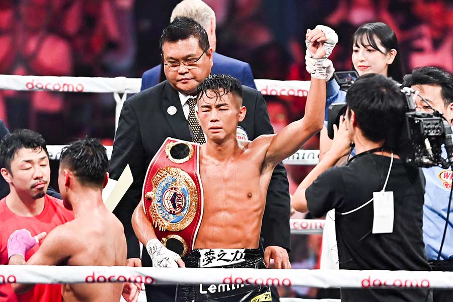 WBO世界バンタム級タイトルマッチ、比嘉大吾に判定勝ちした武居由樹（右）【写真：中戸川知世】