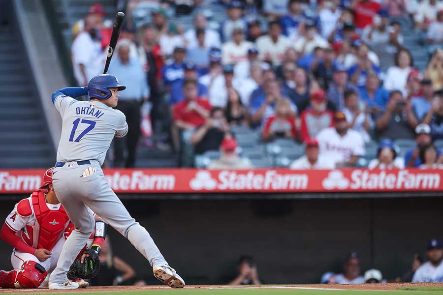 昨季までの本拠地エンゼルスタジアムの打席に立ったドジャースの大谷翔平【写真：Getty Images】