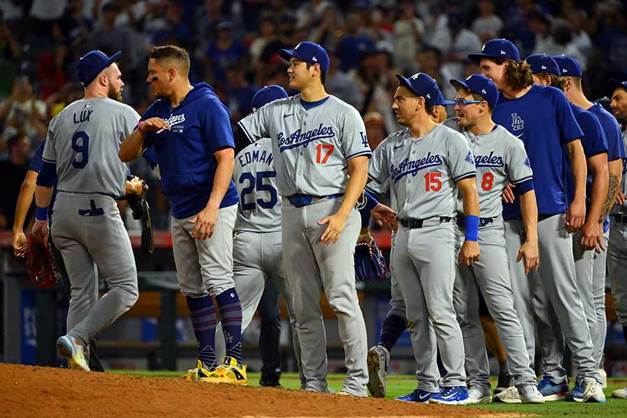 エンゼルス戦の勝利に貢献したドジャースの大谷翔平（左から3人目）【写真：Getty Images】