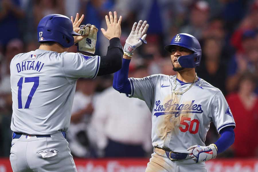 ドジャースの大谷翔平（左）とムーキー・ベッツ【写真：ロイター】