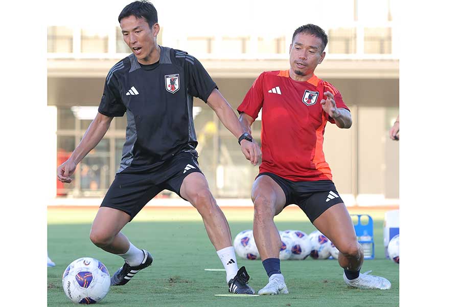 W杯アジア最終予選の中国戦に向け、練習に参加した長谷部誠（左）と長友佑都【写真：産経新聞社】