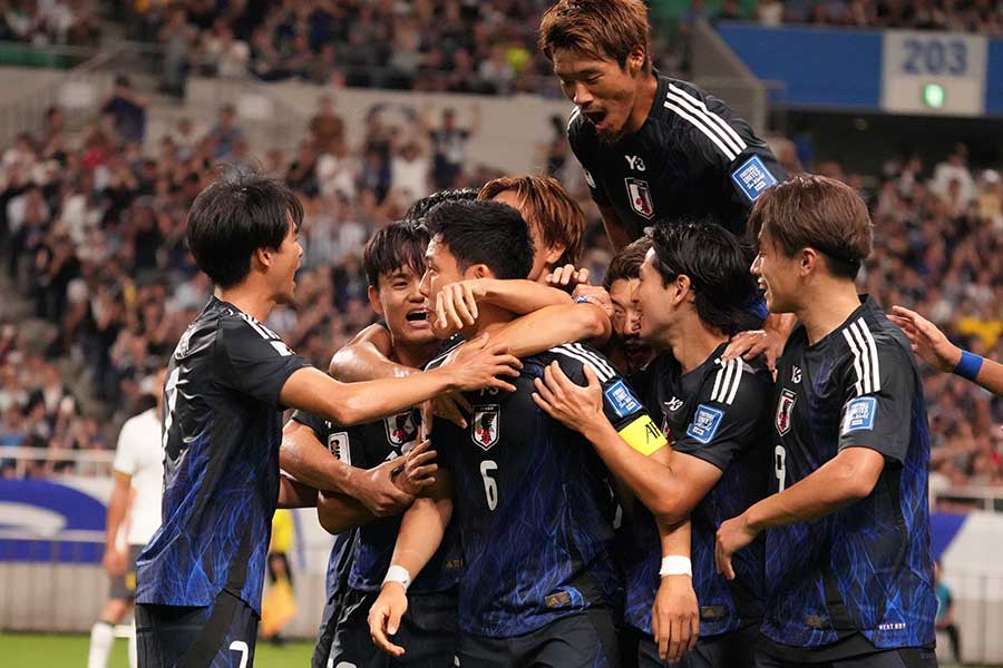 先制点を決めた遠藤航を祝福する日本代表の選手たち【写真：Getty Images】