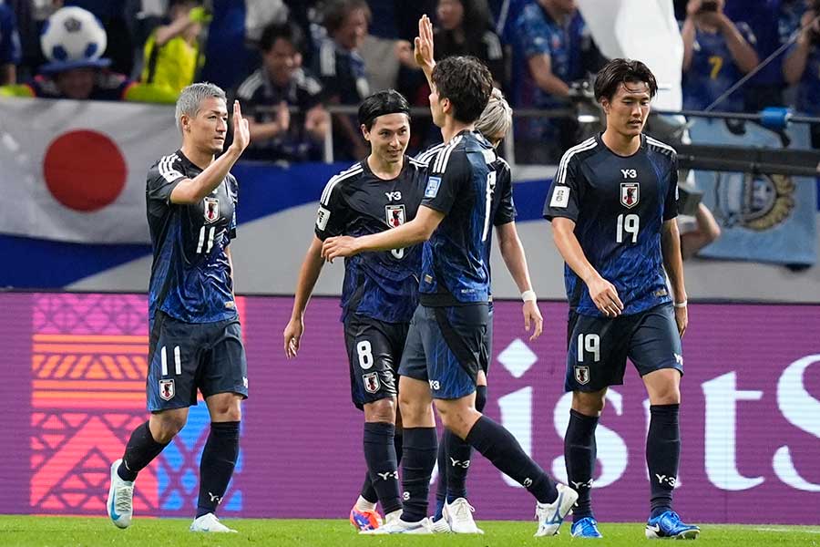 W杯アジア最終予選の中国戦で、6点目を奪い祝福される前田大然（左）【写真：Getty Images】