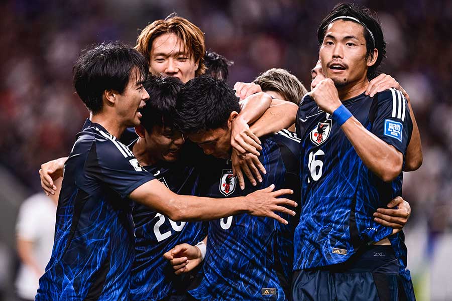 先制点を決めた遠藤航を祝福する日本代表の選手たち【写真：Getty Images】