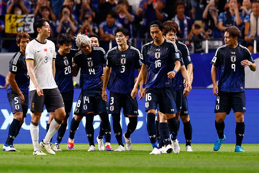 中国戦で得点を挙げ、祝うサッカー日本代表の選手たち【写真：ロイター】