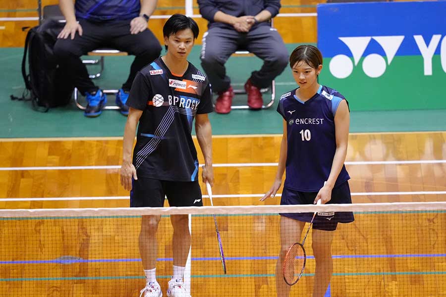 全日本社会人バドミントン選手権大会に出場した渡辺勇大（左）、田口真彩ペア【写真：荒川祐史】