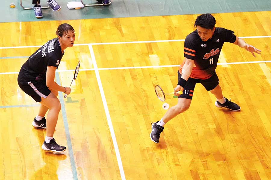 全日本社会人バドミントン選手権に出場した福島由紀と古賀輝（右）【写真：荒川祐史】