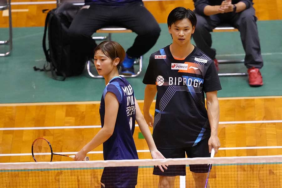 全日本社会人バドミントン選手権大会に出場した渡辺勇大（右）、田口真彩ペア【写真：荒川祐史】