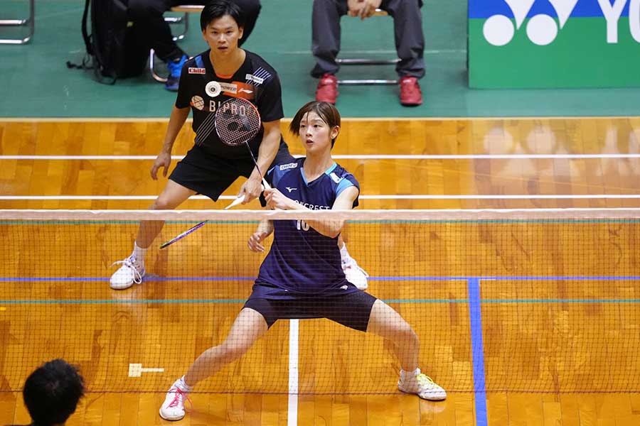 全日本社会人バドミントン選手権大会に出場した渡辺勇大（奥）、田口真彩ペア【写真：荒川祐史】