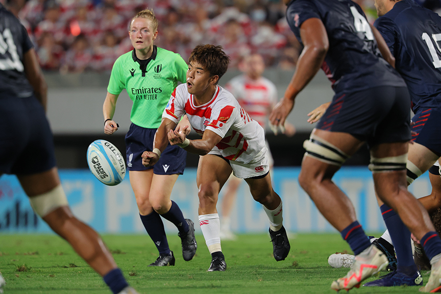 素早い球出しを続けた藤原忍【写真：（C）JRFU】