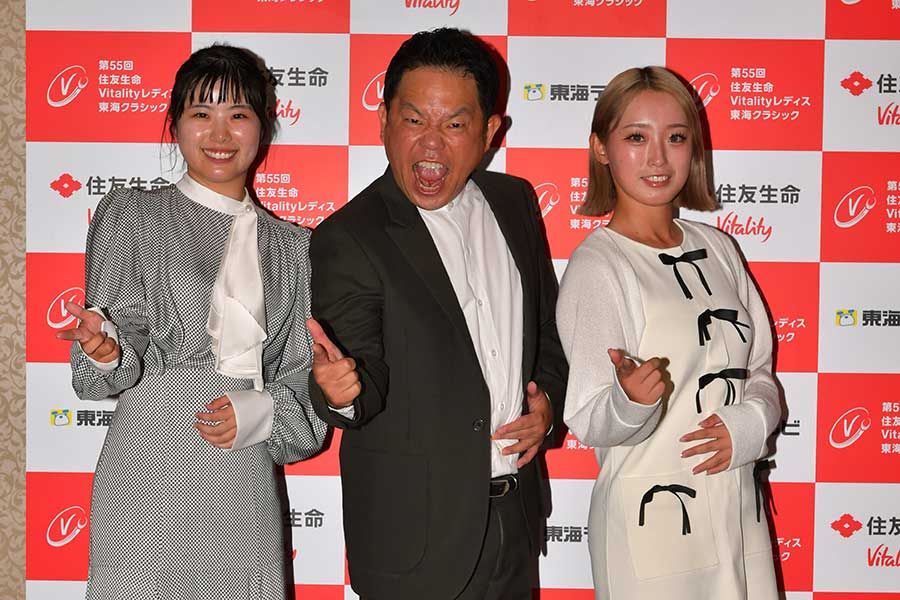 尾関彩美悠（左）、清本美波と3ショット撮影した「ダイアン」の津田篤宏【写真：大会提供】