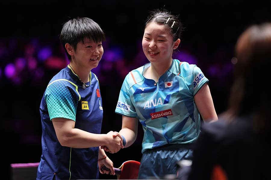 準決勝で孫頴莎と握手する張本美和（右）【写真：Getty Images】