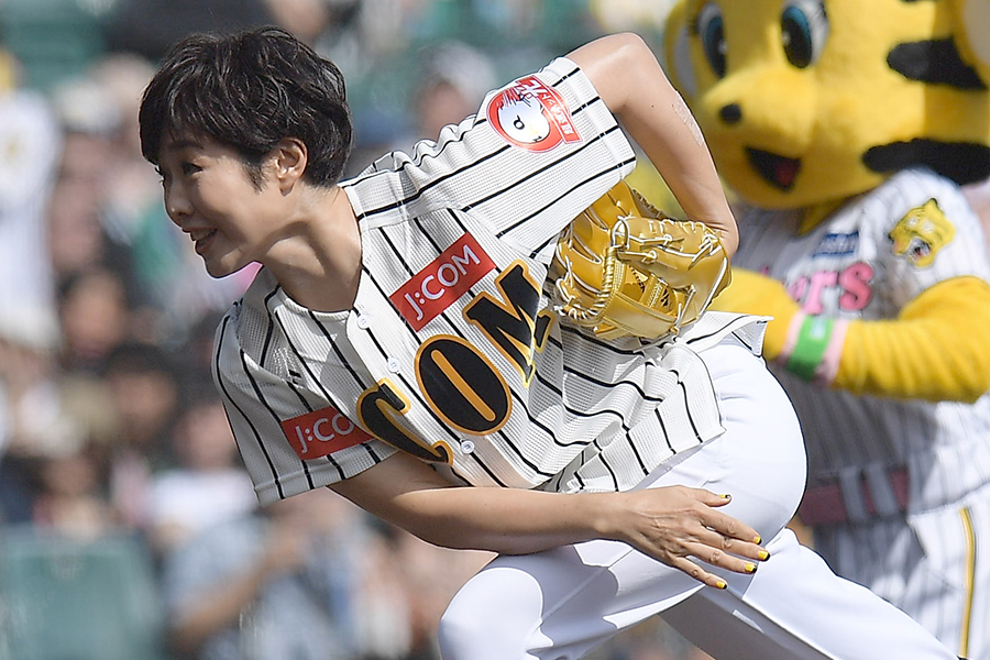 阪神―ヤクルト戦（甲子園）の始球式に登場した有働由美子アナウンサー【写真：産経新聞社】