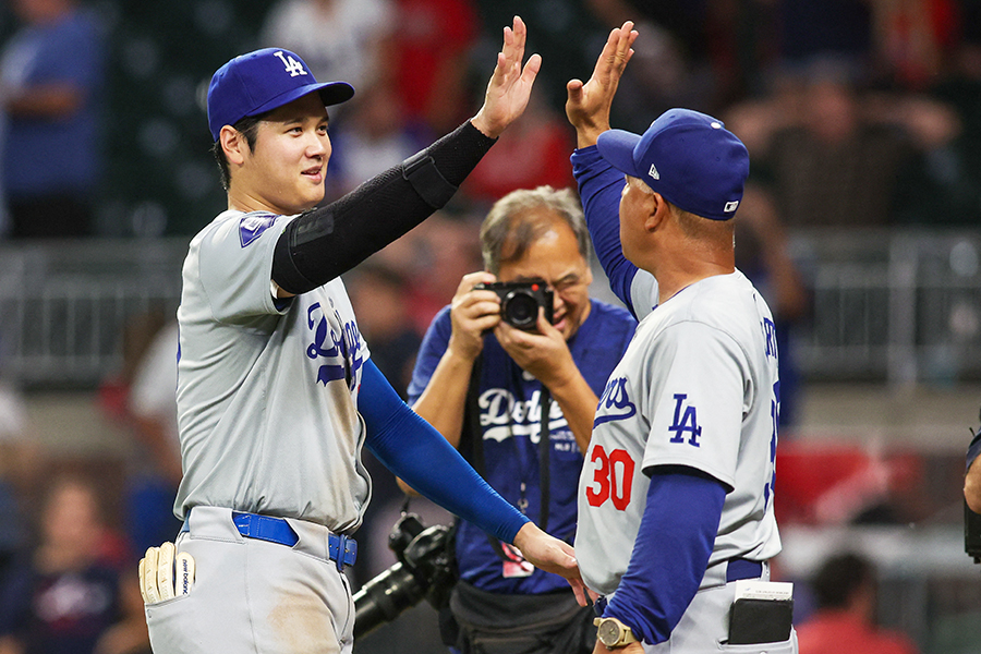 ブレーブスに2連勝してロバーツ監督とハイタッチするドジャースの大谷翔平【写真：ロイター】