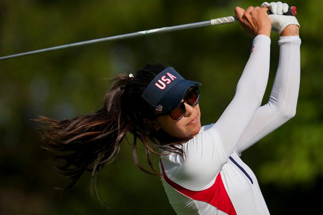 女子ゴルフ最中にキャディーが服を脱ぎ捨て炎上 なぜそうなった？ 原因