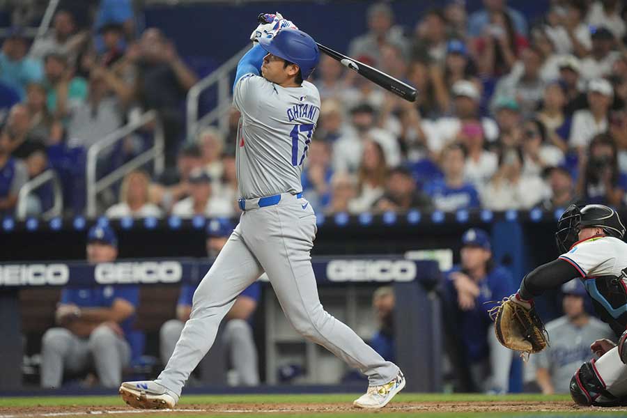 48号2ランを放つドジャースの大谷翔平投手【写真：ロイター】